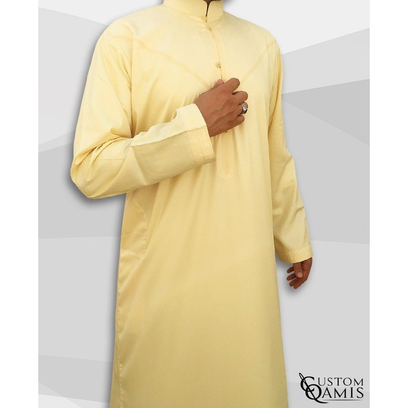 Qamis Emirati Tissu Precious Jaune Clair Satiné Col Bahraini 