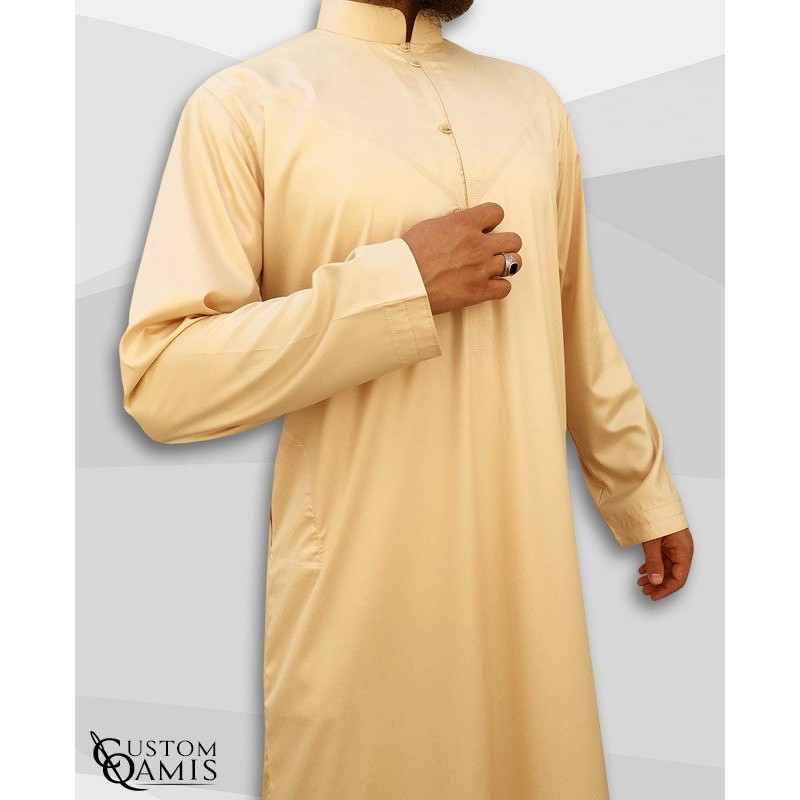 Qamis Emirati Tissu Precious Beige Satiné Col Bahraini 