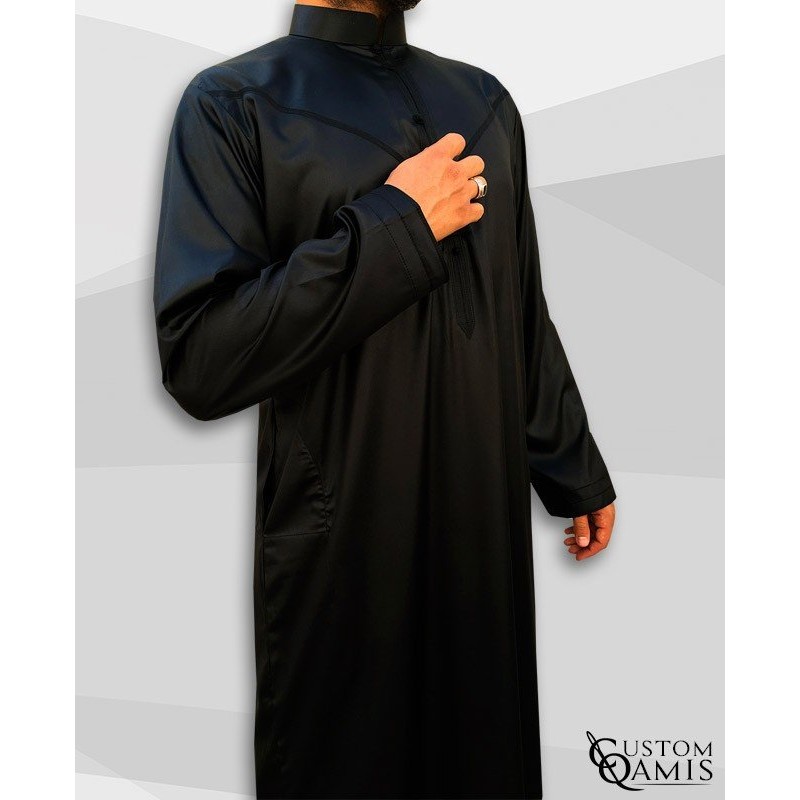 Qamis Emirati Tissu Precious Noir Satiné Col Bahraini 