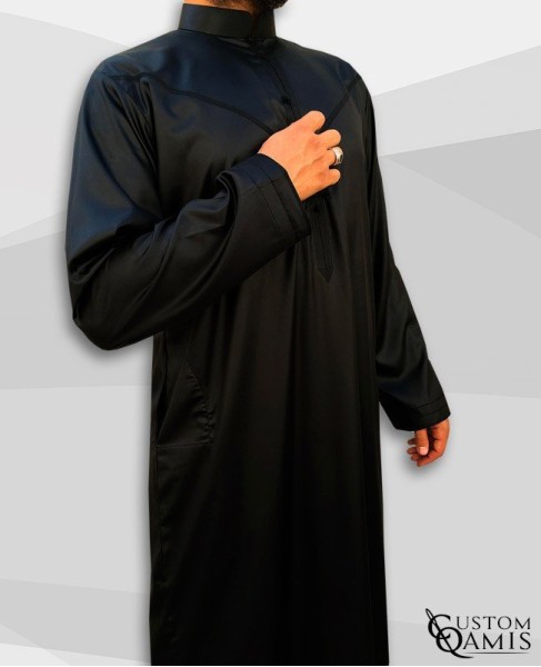 Qamis Emirati Tissu Precious Noir Satiné Col Bahraini 