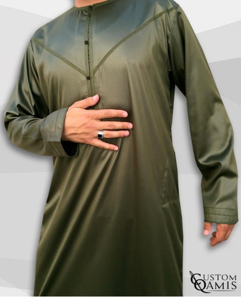 Qamis Emirati Tissu Precious Vert Kaki Sans Col