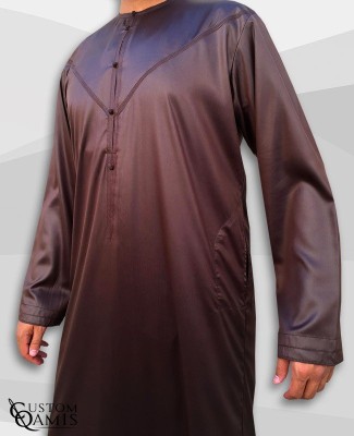 Qamis Emirati Tissu Precious Marron Sans Col