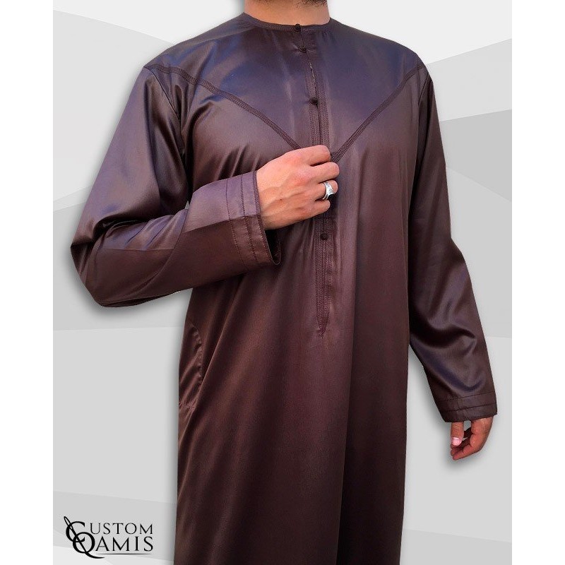 Qamis Emirati Tissu Precious Marron Sans Col