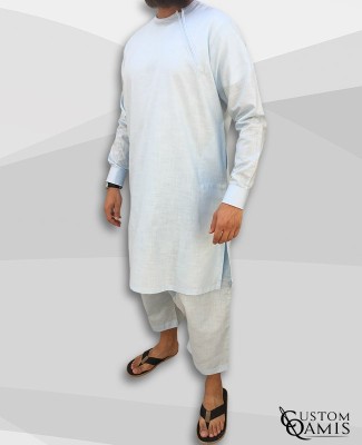 Ensemble Pakistannais en lin bleu ciel clair avec broderie blanche et serwel coupe qandrissi