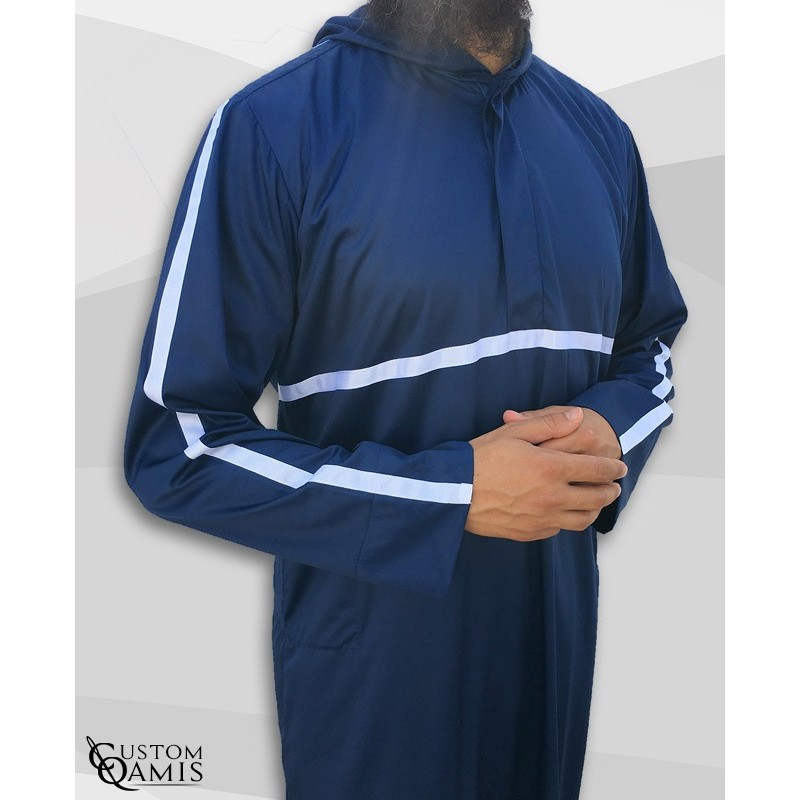 Qamis Athletic bleu marine satiné et ruban blanc