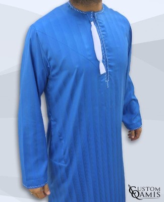 Qamis Omani tissu Royal : Bleu électrique à rayures avec broderie blanches