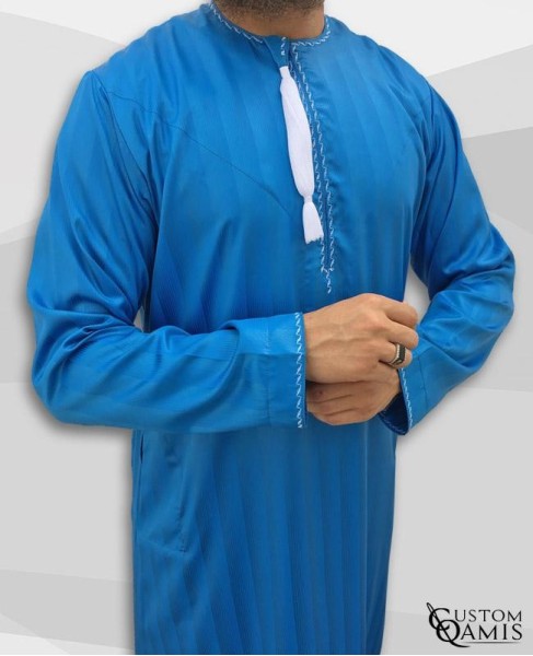 Qamis Omani tissu Royal : Bleu électrique à rayures avec broderie blanches