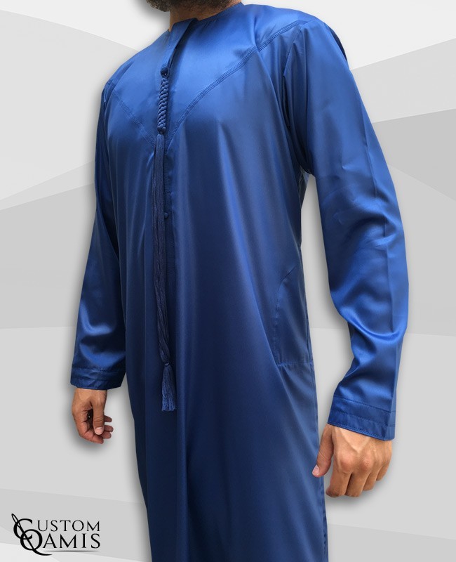 Qamis Emirati tissu Precious bleu roi satiné avec tarboucha détachable 