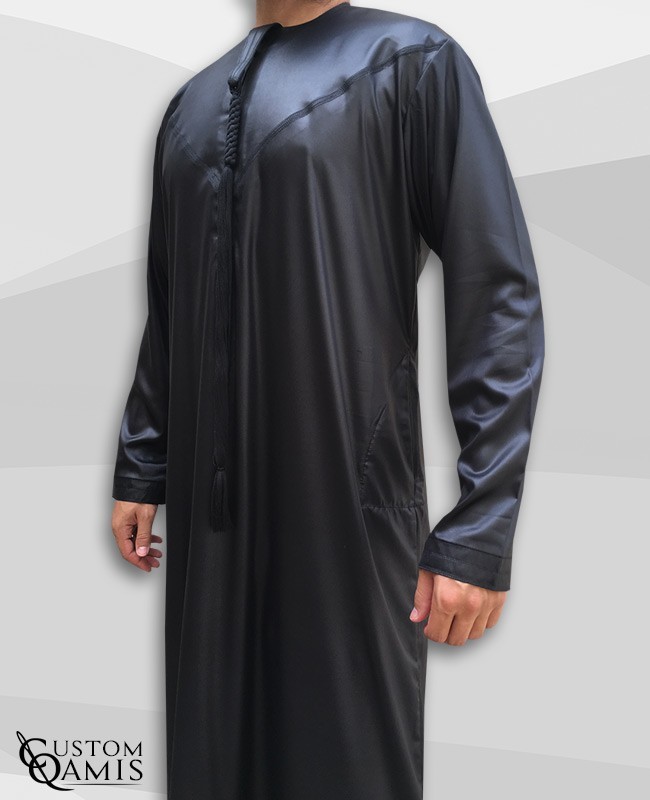 Qamis Emirati tissu Precious noir satiné avec tarboucha détachable 