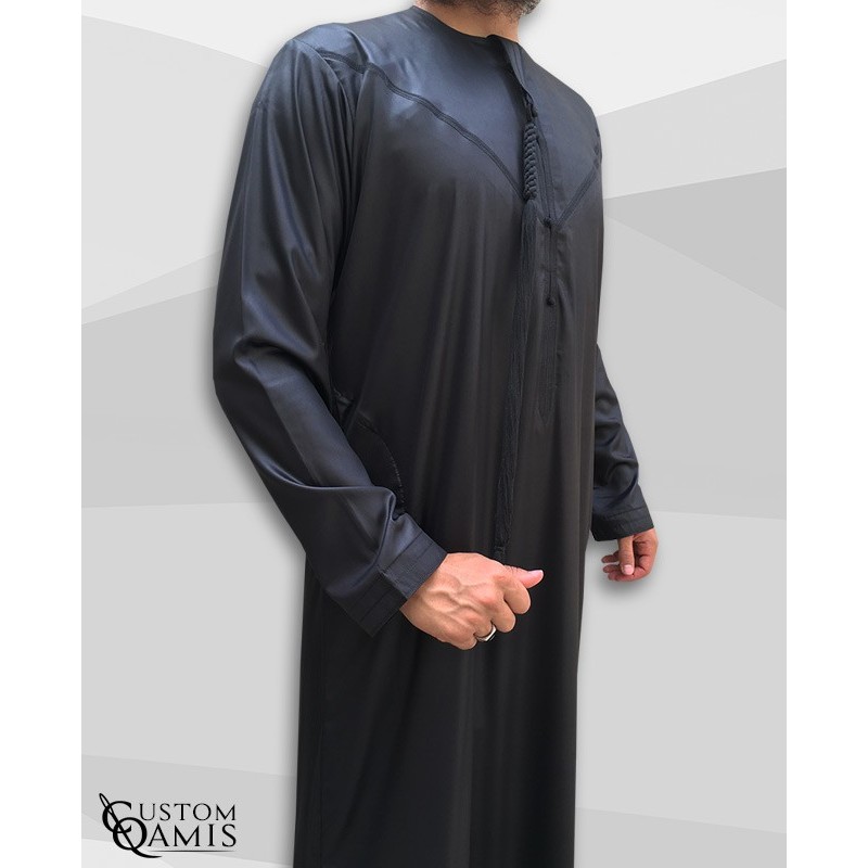 Qamis Emirati tissu Precious noir satiné avec tarboucha détachable 