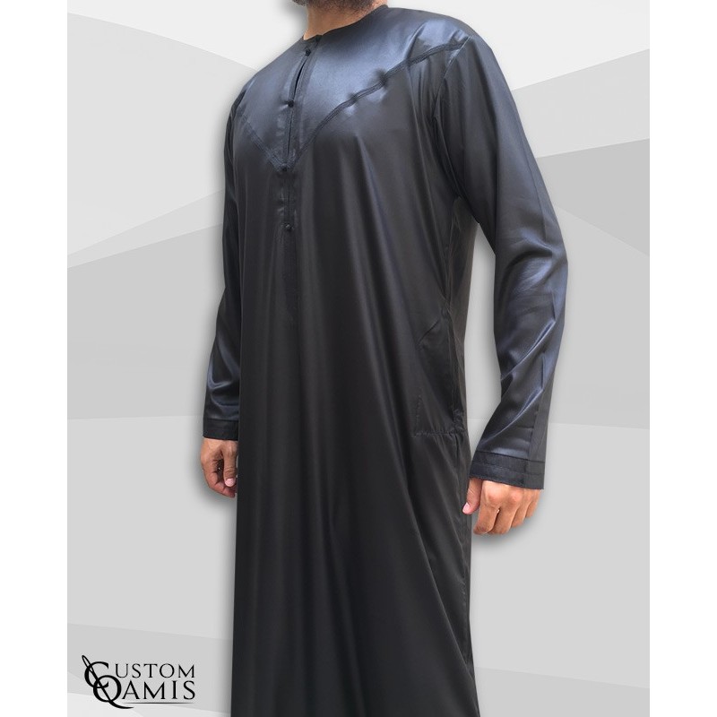 Qamis Emirati tissu Precious noir satiné avec tarboucha détachable 