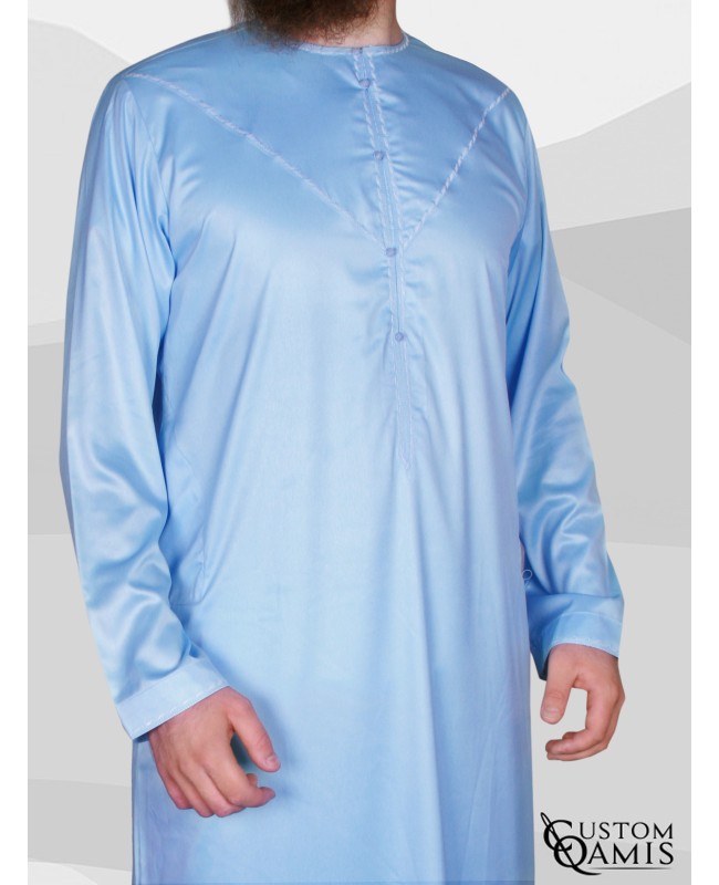 Qamis Emirati tissu Precious bleu ciel satiné avec broderie blanche 