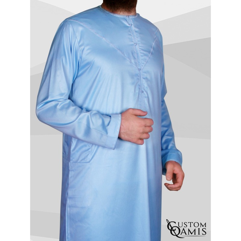 Qamis Emirati tissu Precious bleu ciel satiné avec broderie blanche 