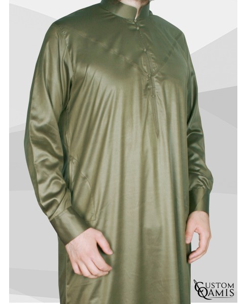 Qamis Emirati tissu Precious vert kaki satiné avec col et manchettes 