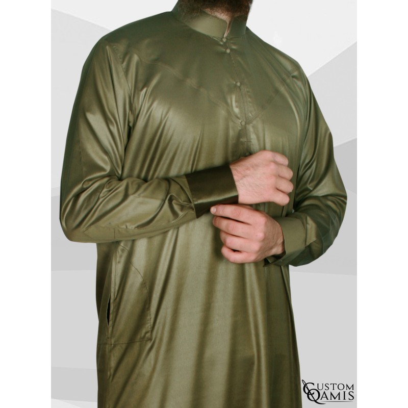 Qamis Emirati tissu Precious vert kaki satiné avec col et manchettes 