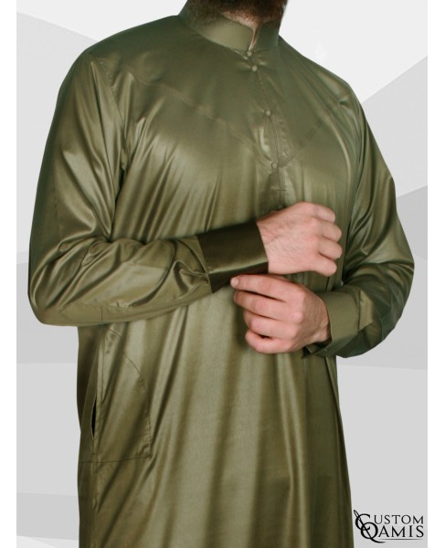 Qamis Emirati tissu Precious vert kaki satiné avec col et manchettes 
