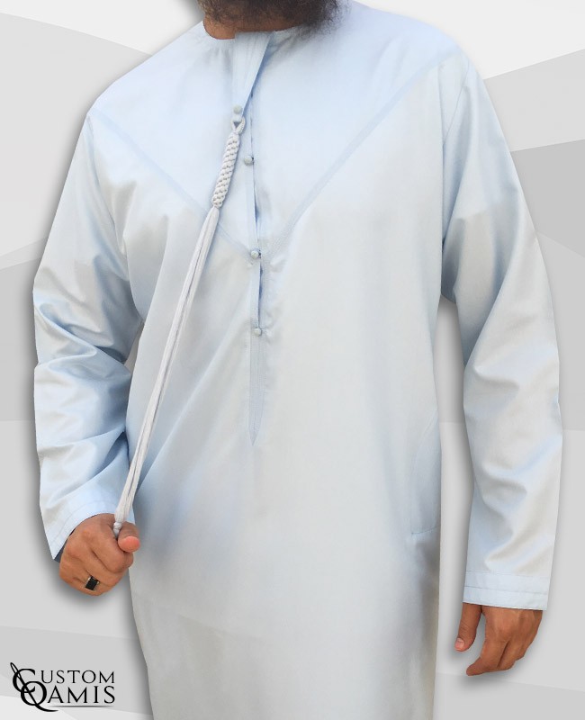 Qamis Emirati tissu Platinium bleu ciel avec tarboucha détachable 