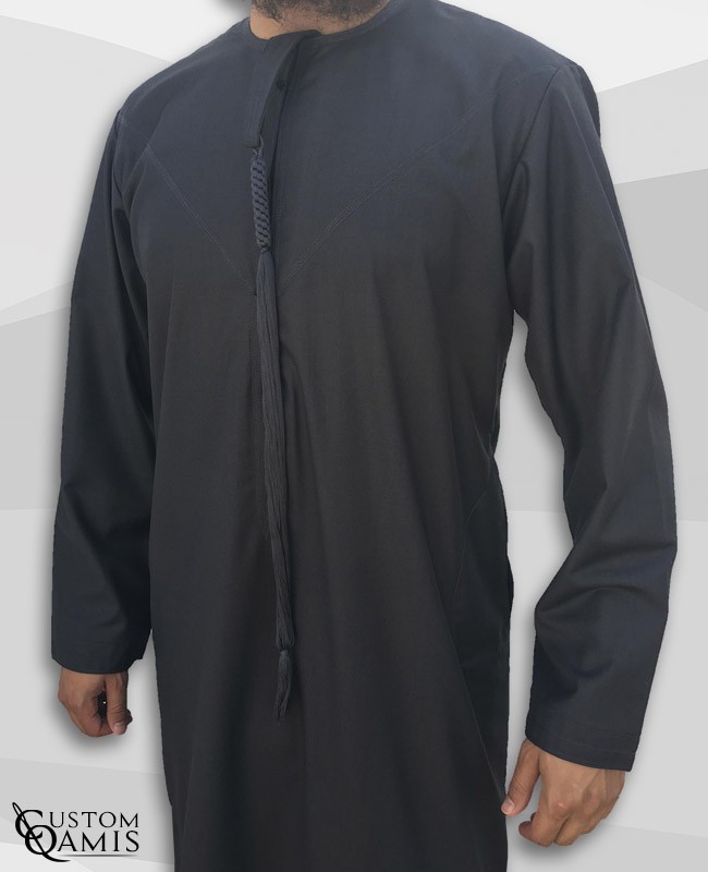 Qamis Emirati tissu Cashmere Wool Gris foncé avec Tarboucha (lanière) détachable 