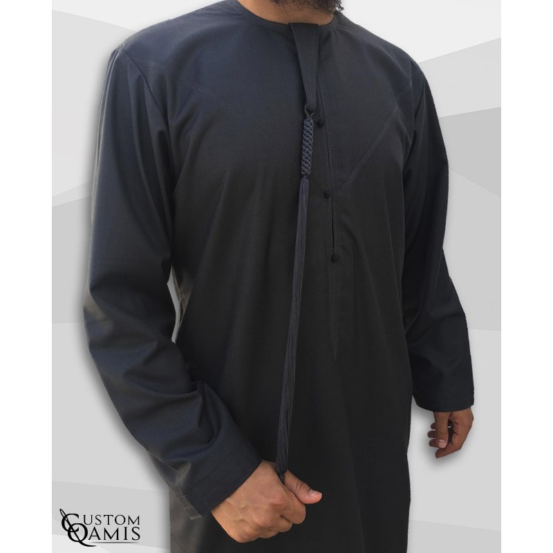 Qamis Emirati tissu Cashmere Wool Gris foncé avec Tarboucha (lanière) détachable 