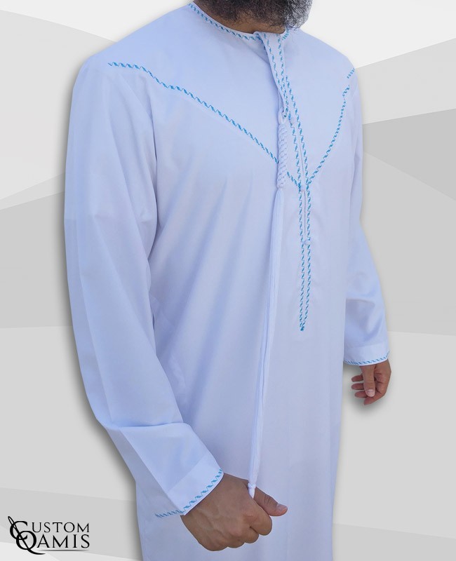 Qamis Emirati tissu Precious blanc satiné avec tarboucha détachable avec broderie bleu 