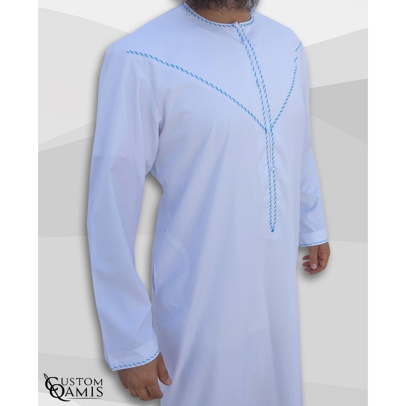 Qamis Emirati tissu Precious blanc satiné avec tarboucha détachable avec broderie bleu 