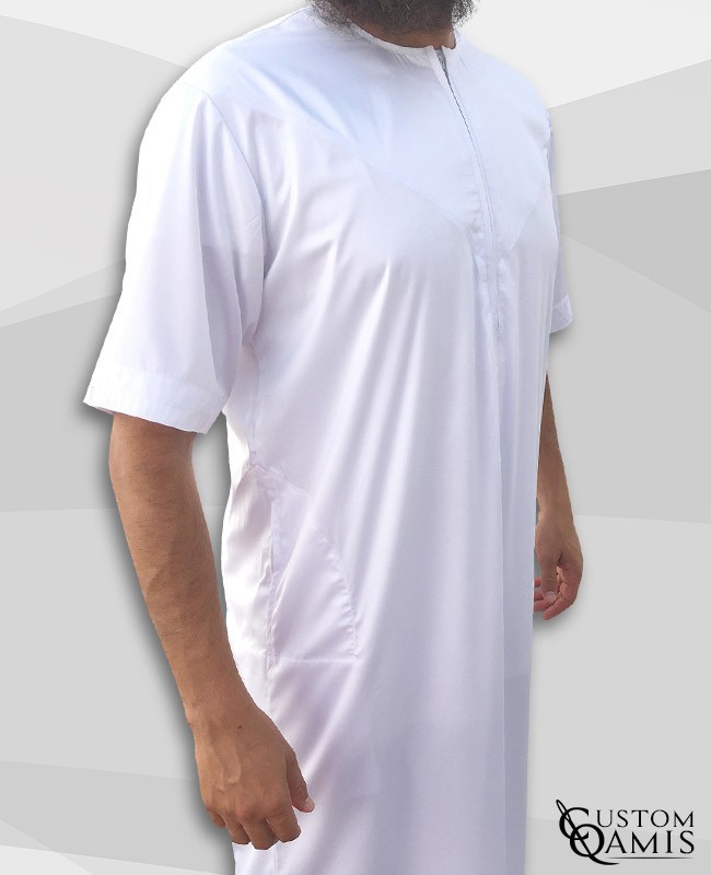 Qamis Emirati blanc satiné manches courtes à zip (fermeture éclair)  