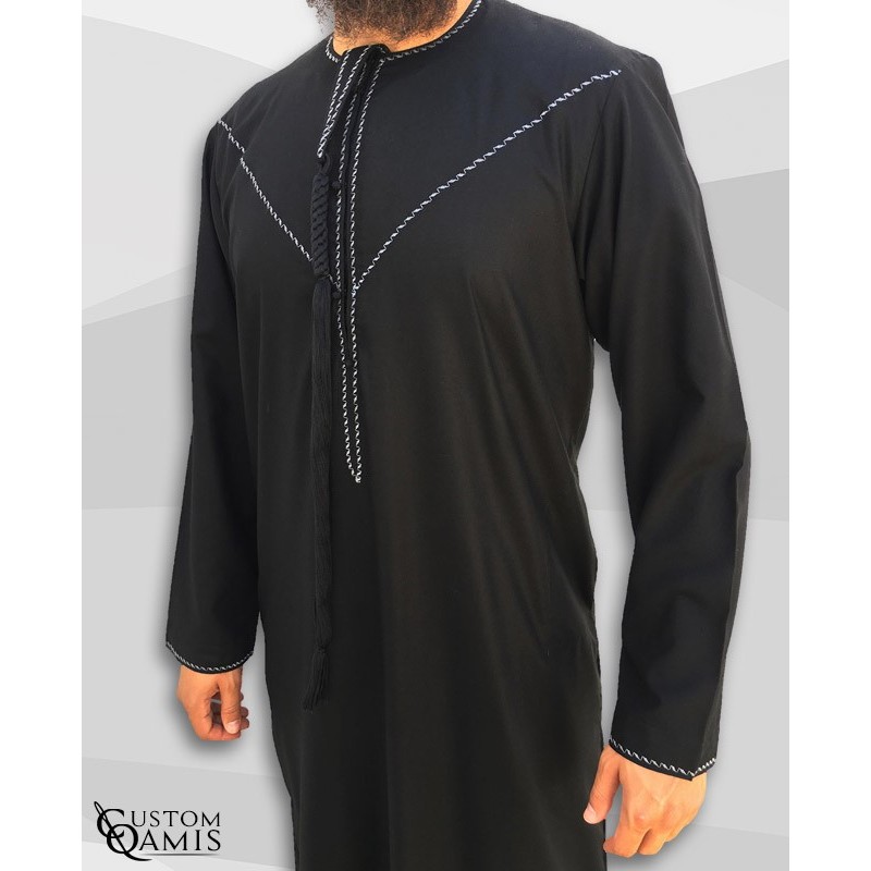 Qamis Emirati tissu Platinium noir avec tarboucha détachable et broderie blanche 
