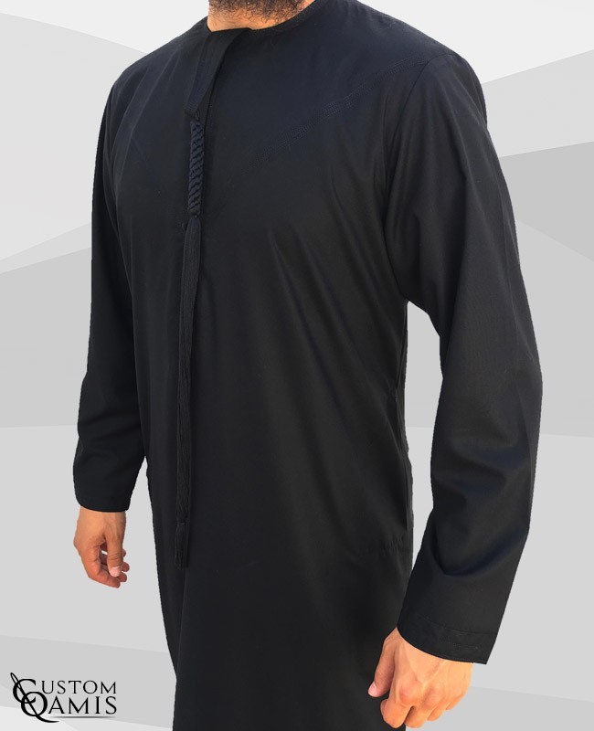 Qamis Emirati tissu Platinium noir avec tarboucha détachable 