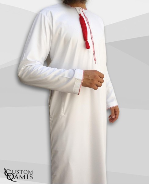 Qamis Omani tissu Platinium blanc avec broderie rouge
