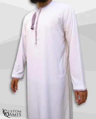 Qamis Omani tissu Platinium blanc avec broderie violet clair