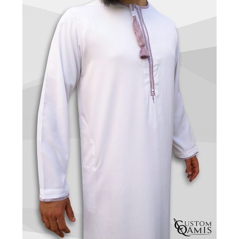 Qamis Omani tissu Platinium blanc avec broderie violet clair