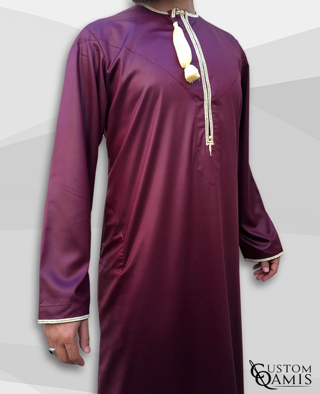 Qamis Omani tissu Precious bordeaux avec broderie jaune clair