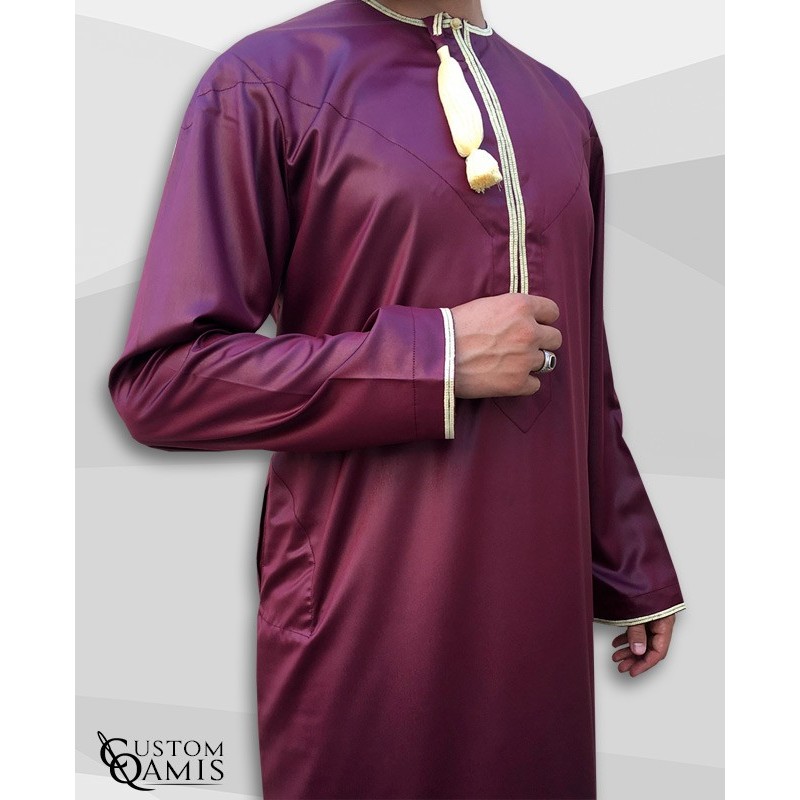 Qamis Omani tissu Precious bordeaux avec broderie jaune clair