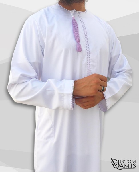 Qamis Omani tissu Precious blanc avec broderie violet clair