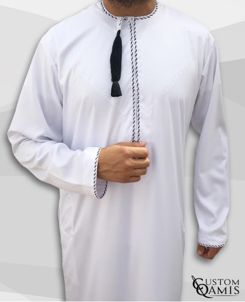 Qamis Omani tissu Precious blanc avec broderie noir