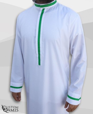 Qamis Trend tissu Precious satiné blanc et bandes vertes
