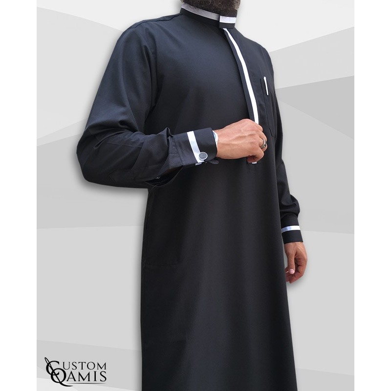 Qamis Trend tissu Platinium noir et bandes blanches avec manchettes