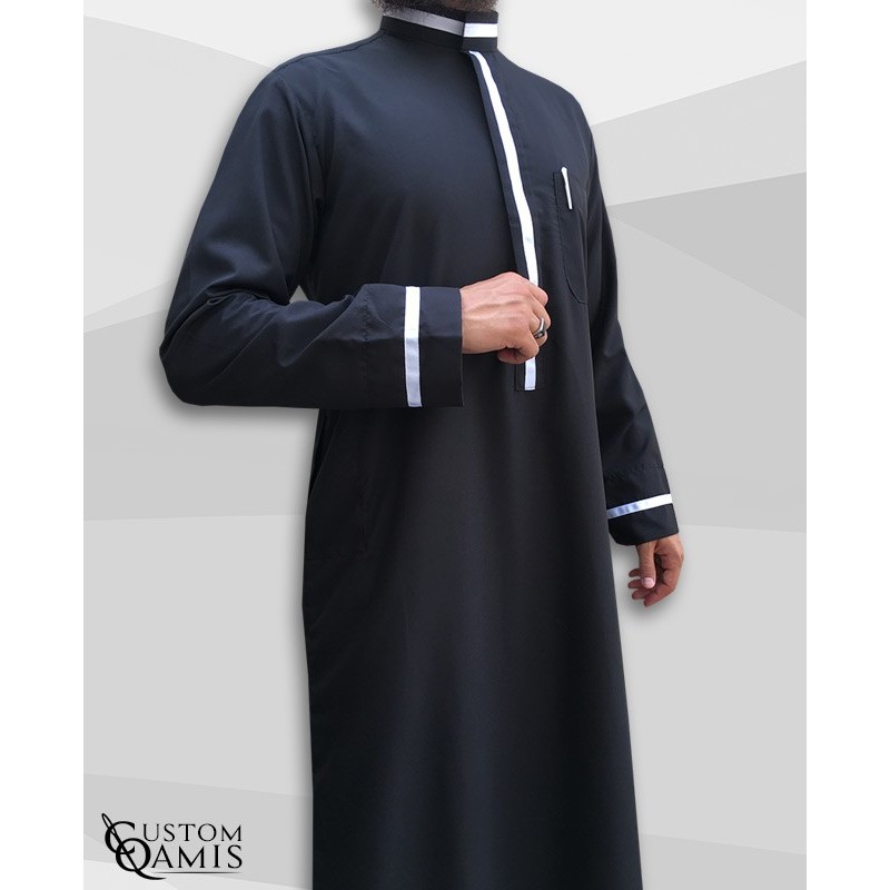 Qamis Trend tissu Platinium noir et bandes blanches col saoudi 