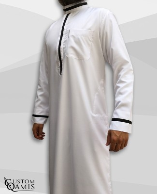 Qamis Trend tissu Platinium blanc et bandes noires col saoudi 