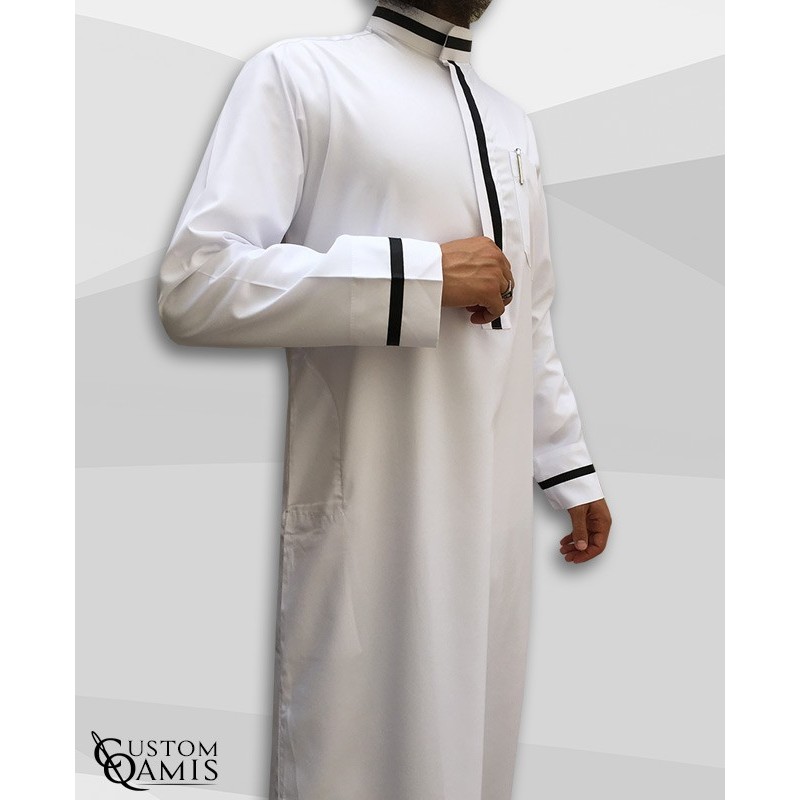 Qamis Trend tissu Platinium blanc et bandes noires col saoudi 