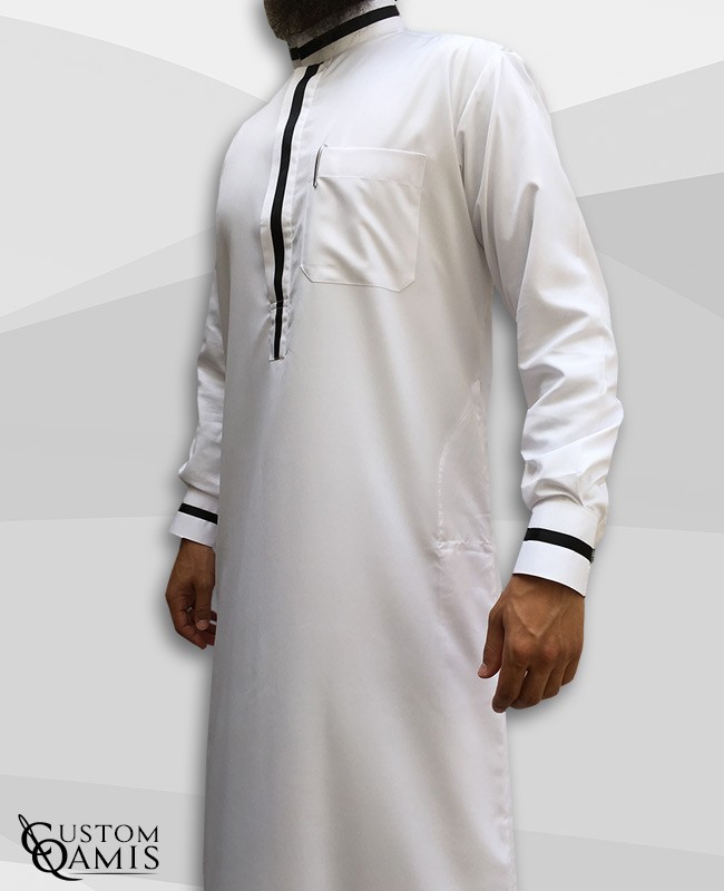 Qamis Trend tissu Platinium blanc et bandes noires col saoudi avec manchettes