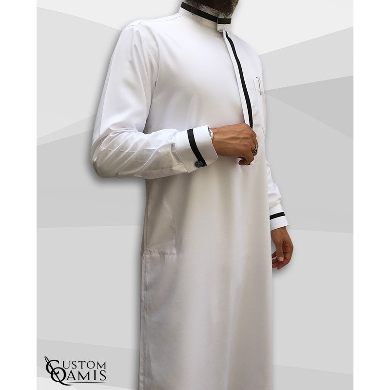 Qamis Trend tissu Platinium blanc et bandes noires col saoudi avec manchettes