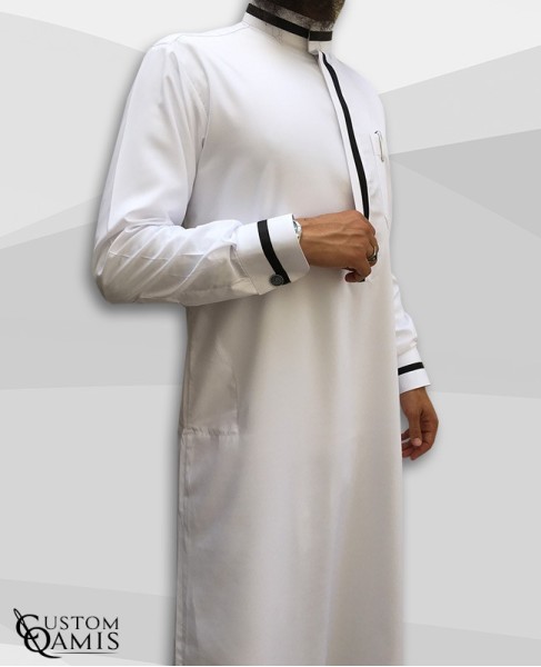 Qamis Trend tissu Platinium blanc et bandes noires col saoudi avec manchettes