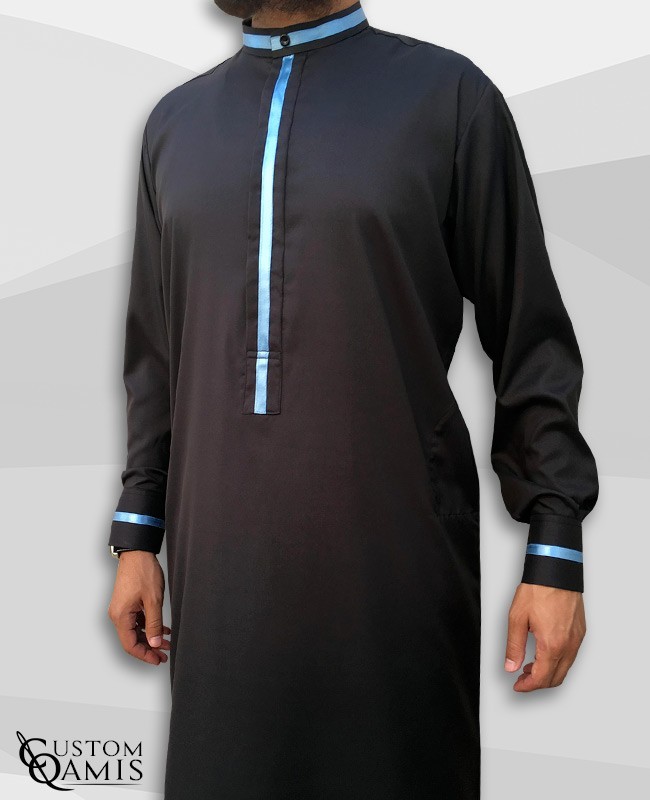 Qamis Trend tissu Platinium noir et bandes bleues ciel col koweiti avec manchettes