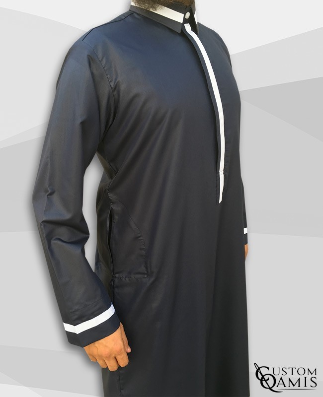 Qamis Trend tissu Precious noir satiné et bandes blanches avec col Cutaway