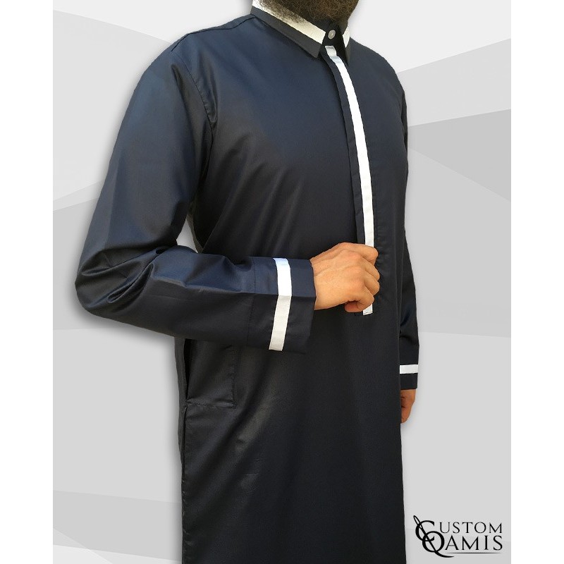 Qamis Trend tissu Precious noir satiné et bandes blanches avec col Cutaway