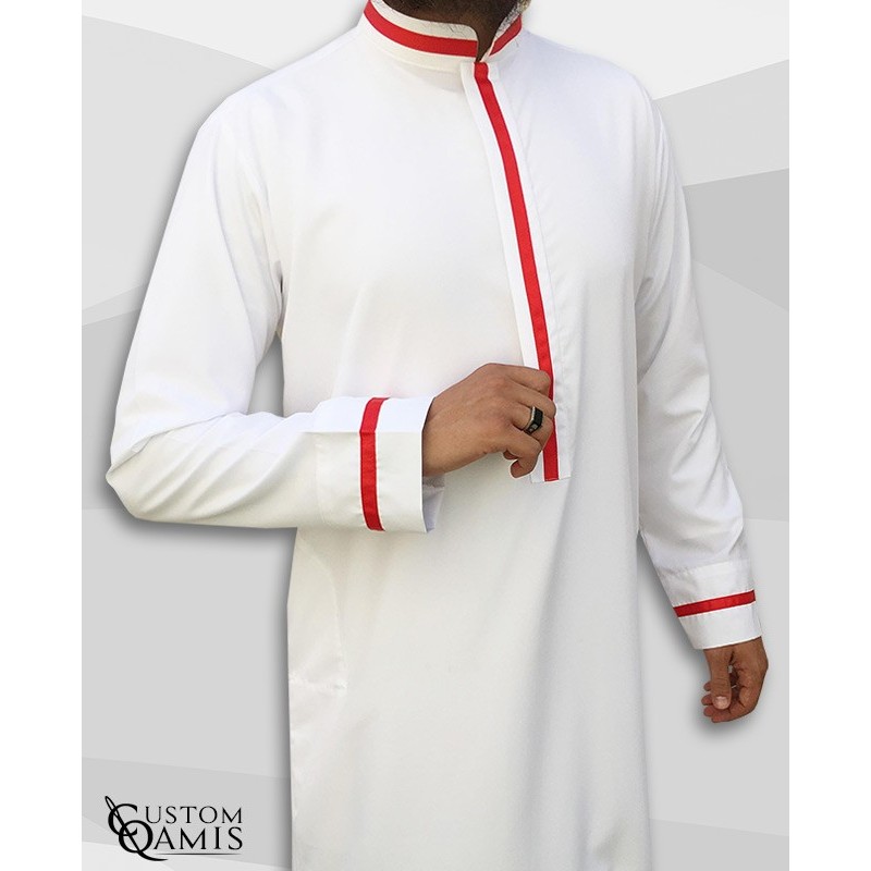 Qamis Trend tissu Precious blanc satiné et bandes rouges avec col Abadi