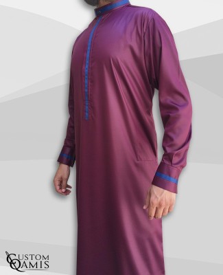 Qamis Trend tissu Precious bordeaux satiné et bandes bleues marine avec col Koweiti