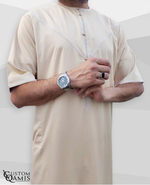 Qamis Emirati manches courtes tissu Cotton beige Clair avec broderies blanches