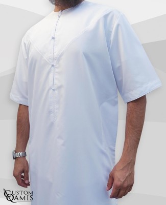 Qamis Emirati manches courtes tissu Platinium blanc avec broderies